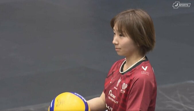 高橋成美の“元気すぎる”始球式がすごい「可愛いすぎ」男子バレーの試合前に会場ほっこり 2枚目