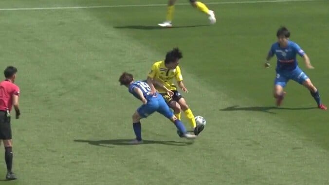 【映像】バランス崩して接触→相手の足首を踏みつけ