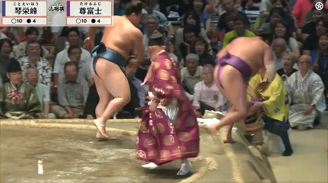 「お客様は大丈夫ですか?」力士が客席に…元若乃花“ヒヤヒヤ” お客さんも“お口あんぐり”で対戦相手も心配顔 3枚目