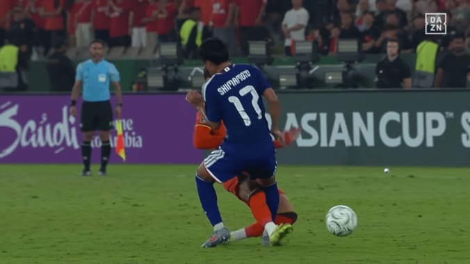 “連続危険行為”の中国代表FWが「荒すぎ」日本代表MFの足を“削る”タックル「赤だろ」「は？ファウルすらないん？」ファン激昂【U23アジアカップ】 3枚目