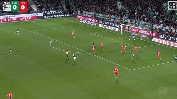 「正確なパス！」日本代表DF、オフサイドギリギリの圧巻ロングパスでゴラッソ演出！今季リーグ2アシスト目を記録 3枚目