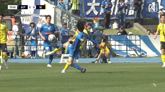 「監督にレッド！？」ファウル判定を巡って水戸指揮官が猛抗議→ピッチに踏み込み痛恨の一発退場「ちょっとかわいそう」 4枚目