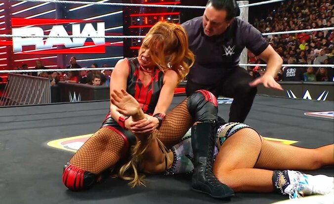 ディスアーマーを極めるベッキー・リンチ