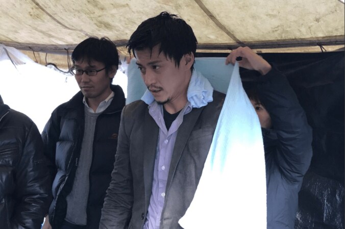 小栗旬、新幹線から極寒の川にダイブ　体当たりアクションに「すごいシーンになりました」 1枚目