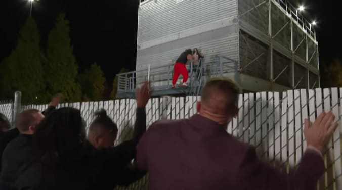 「危ない」2階から仲良く“落下フィニッシュ”のカオス展開