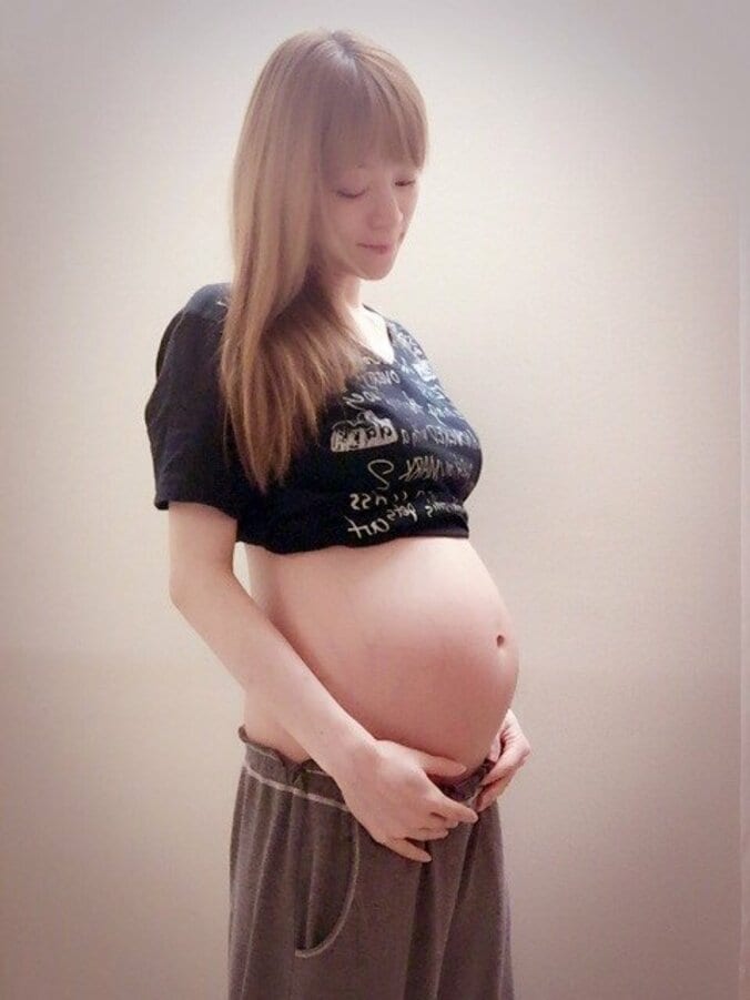 吉澤ひとみが妊娠中のお腹の写真を公開「撮っておいて良かった」 1枚目