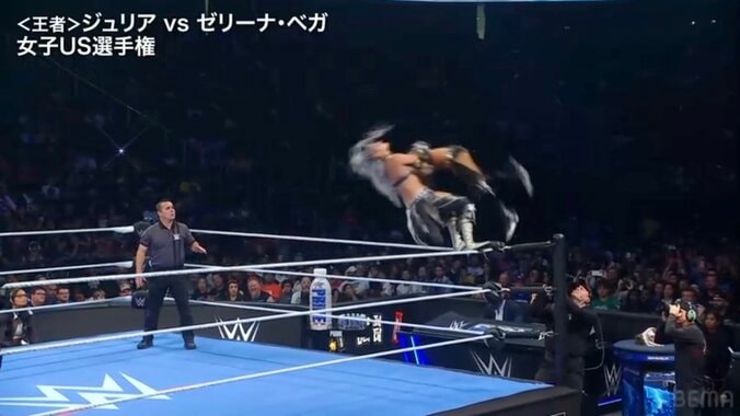 ジュリアがトップロープから“雪崩式人間風車”を敢行