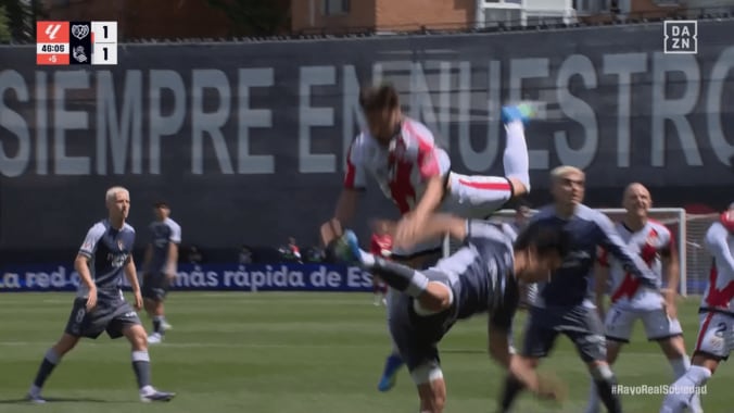 「ふざけるな！」久保建英、“顔面に肘打ち”被害…「めっちゃ痛そう」「大丈夫？」危険接触がノーファウル判定でファン激怒 5枚目