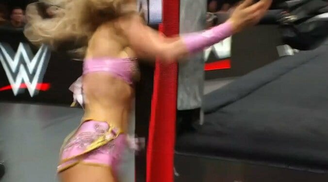 元チアの美女レスラー、執拗な場外攻撃で“失神”の憂き目 思わぬ展開「ガチなやつか？」「会場ドン引き」 4枚目