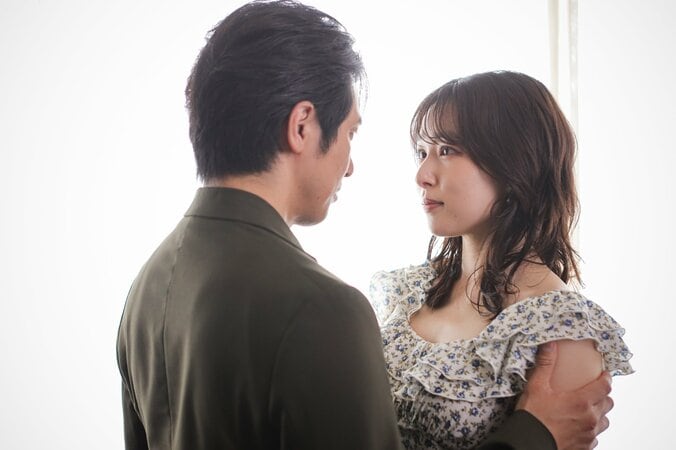 【写真・画像】余命宣告の夫を放置、息子のお迎えを義妹に押し付け不倫相手の元へ… 美月（桜井日奈子）が“モンスター”の片鱗をのぞかせる『余命3ヶ月のサレ夫』第1話　1枚目