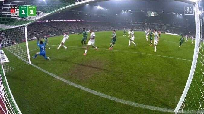 日本代表DF、ドンピシャボレーで勝ち越しゴール“未遂”… 味方のファークロスに完璧に合わせるもビッグセーブで防がれた瞬間 3枚目