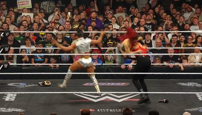 ジーンズで華麗に暴れるイヨ・スカイ