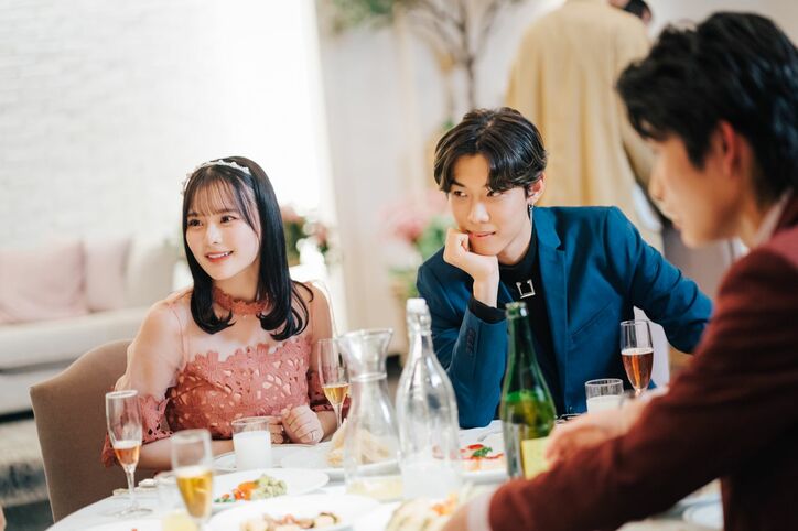 齊藤なぎさの耳にそっと触れ「君のことをもっと知りたい」イケメンK-POP練習生が直球アプローチ『花束オオカミ』第1話