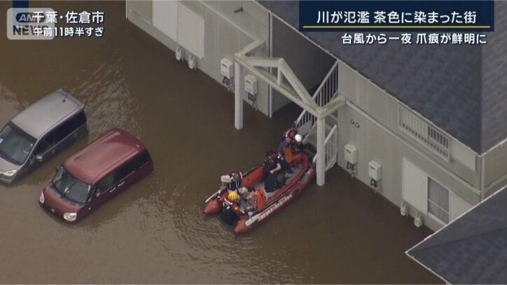 ボートで救助されている様子