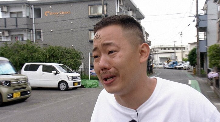 “クズ芸人”岡野陽⼀、相席食堂で競馬必勝を祈願！ 燃えた炭の上を素足で歩く