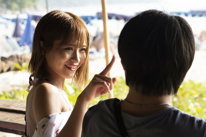 元国民的アイドルが水着デート「どうやって甘えんの？やってみて」年下男子に“お姉さん”対応