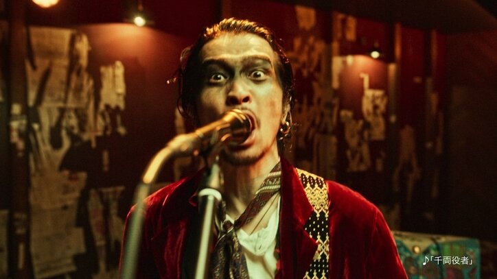 佐藤健、King Gnuと初共演で「千両役者」の激しいパフォーマンスに酔いしれる