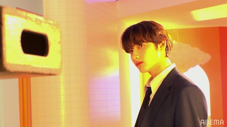 TOMORROW X TOGETHER、超貴重な新曲のMV撮影に密着！日本語の歌詞を確認する姿も