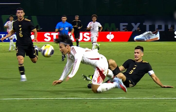 モンテスの危険タックルに吹っ飛ぶ上田綺世