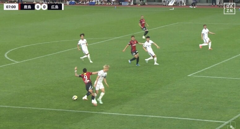 「PKだろ！」“不必要な足上げ”で接触→転倒もノーファウルで鹿島ベンチ激昂「曽ヶ端があんな怒ってるの初めて見た」猛抗議のGKコーチにイエローカード