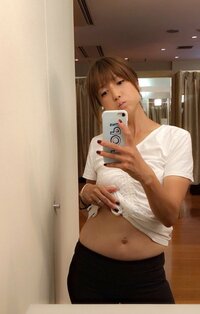 hitomi、気になる“ぽっちゃりお腹”を公開「この秋からガンバロ~」