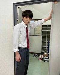 赤楚衛二、制服姿での“ドアドン”ショットに胸キュンする人続出！「ドアドンされたい〜」「高校生にしか見えません」