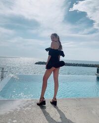 『かぐや姫と7人の王子たち』エリー、美脚あらわな水着ショットに「こんなスタイルになりたかった」の声