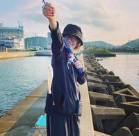 松井珠理奈、キュートな釣りガール姿を公開 ファンから「嬉しそうな表情が最高」「いい笑顔」と反響