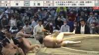 【映像】「ドンっ!」勢いよく落下した力士に館内騒然