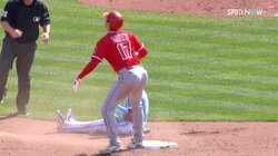 そんなところにタッチされる？大谷翔平、盗塁失敗はまさかの“手にタッチ”本人も「え～！？」と天を仰ぐ