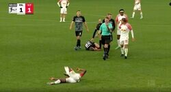 選手もサポーターもブチギレ！主審の行為に大ブーイングの嵐　時間稼ぎと勘違い？ 物議を醸すイエローカード判定→無慈悲すぎる「立ちなさい」ジェスチャー