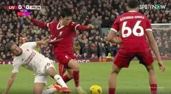 メチャクチャ潰してる！「1対1強いな…」「デュエル王復活」 リバプール遠藤航が激しい肉弾戦を制してボール奪取した瞬間　ユニフォームが破れるレベルの掴み合いにも動じない強靭フィジカル