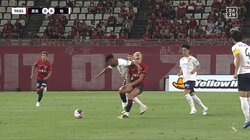 「カードが出てもおかしくない」鈴木優磨の喉に強烈エルボー直撃の衝撃シーン！吹っ飛ばされて転倒悶絶も即復帰の強靭フィジカルに「どんな身体してんだ」「不死身か」