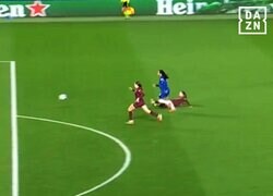 「本当に勇敢だ」マンＣ長谷川唯、“魂のスライディング”で大ピンチ救う！「計り知れない貢献」「ハングリー精神や信念がある」現地ファン選定のMOM受賞【女子CL】