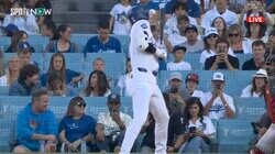 一瞬ヒヤッ…大谷翔平、デビュー登板で“ド緊張”ルーキーの暴投直撃→苦笑いの一部始終 「緊張してるな」「しゃーない」