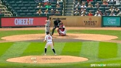 320日ぶり一発もまさか！吉田正尚、今季1号は“超遅球”撃ち…野手登板ピッチャーの83キロを仕留めたひと振りに敵地騒然