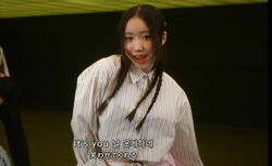 キュートなへそ出しシャツでウエストを大胆に見せた激しいダンス！ 17歳日本人練習生・メイがNewJeans楽曲をキレよく披露！ ミュージカル経験を生かした表情の演技にも注目