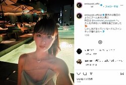 鈴木えみ、“美デコルテ”露わなキャミドレス姿を披露しファン悶絶「異次元すぎる…」「いつでもどこでも美しい」