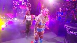 バク宙、飛び蹴り、ムーンサルト…“元体操”美女レスラーが人間離れのアクロバティック技を連発！ 「制限時間3分」超高速試合にファン興奮