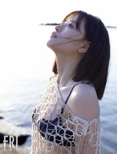 NMB48卒業後初グラビア 上西怜が開放感あふれるビキニや