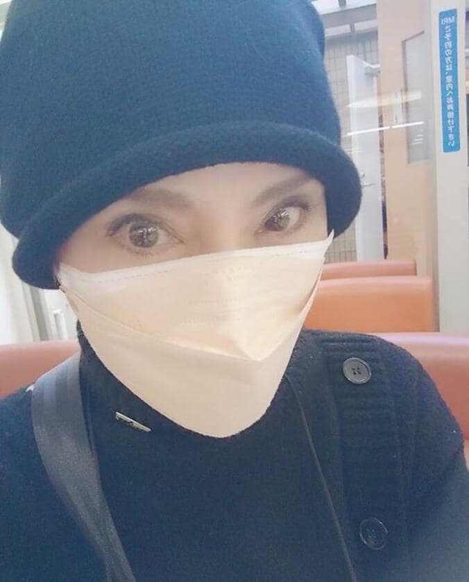  秋野暢子、脳ドックを受けるために病院へ「けっこう混んでます」  1枚目