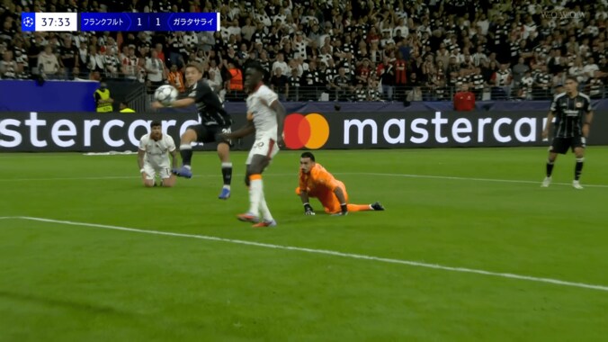 スタジアム熱狂！ 堂安律、CLデビュー戦で同点弾演出「さすが日本の10番だ」「実質ゴール」好守備からオウンゴール誘発の瞬間 4枚目