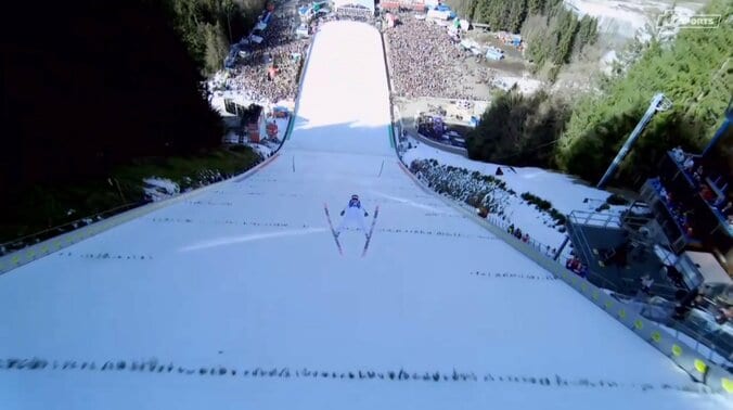 五輪日本代表の背後にドローン！ 200M超えジャンプを“追走”する圧巻光景 超接近も選手は「気にならない」意外な実情【ジャンプW杯】 3枚目