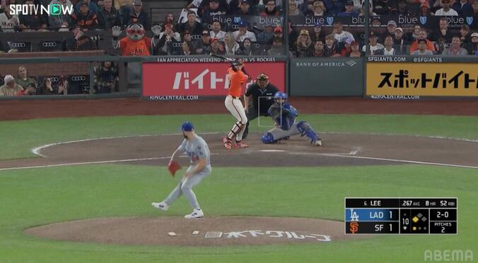 バックネット裏で観戦するジャイアンツのマスコット