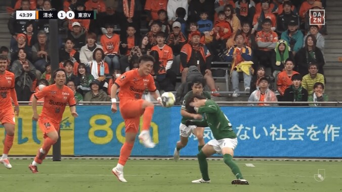 「カード相当」肘が後頸部に直撃…「ジャンピングニードロップは駄目」エスパルスMFとヴェルディMFの危険な接触にファン騒然 5枚目