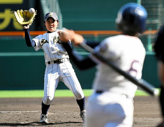 甲子園が騒然！ 球場は一瞬、息をのんだ… 女子高校野球決勝、強烈な弾丸ピッチャーライナーを神戸弘陵・樫谷がスーパーキャッチする超絶美技が炸裂した瞬間 1枚目