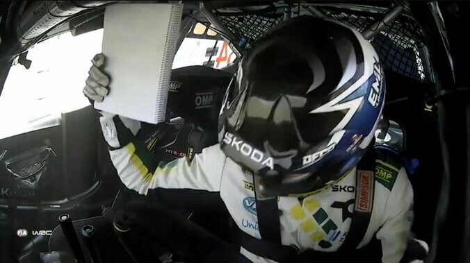 ドライバーはノートを叩きつける