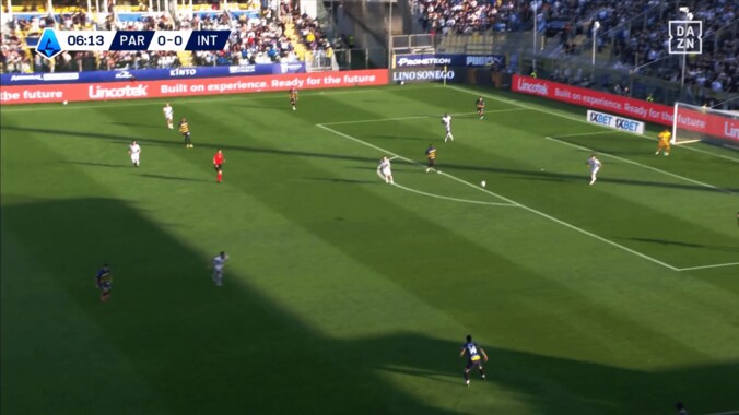 そこ通すか！？ 鈴木彩艶の“冷静すぎるスーパーパス”に現地メディア大絶賛「スズキから速攻が生まれた」「プレッシャー時も前に出れる」「足でスキル発揮」 3枚目