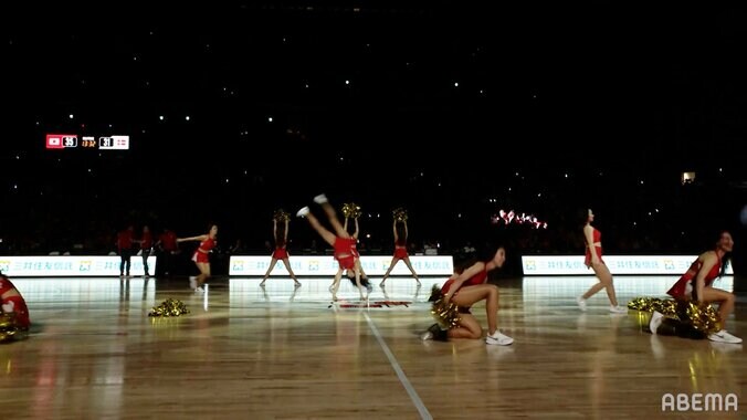「美しい」バスケ日本代表チアの“華麗ダンス”が話題！「笑顔が素敵」「キレキレだ」“アカツキヴィーナス”が前転や足上げでアリーナ盛り上げ【バスケ男子日本代表】 2枚目