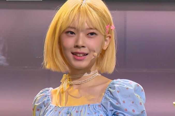 「ロボットみたいな動きが魅力的」「すごく目につく子」金髪の16歳日本人練習生、只者じゃない存在感でステージで異彩放ち審査員がザワつく 1枚目